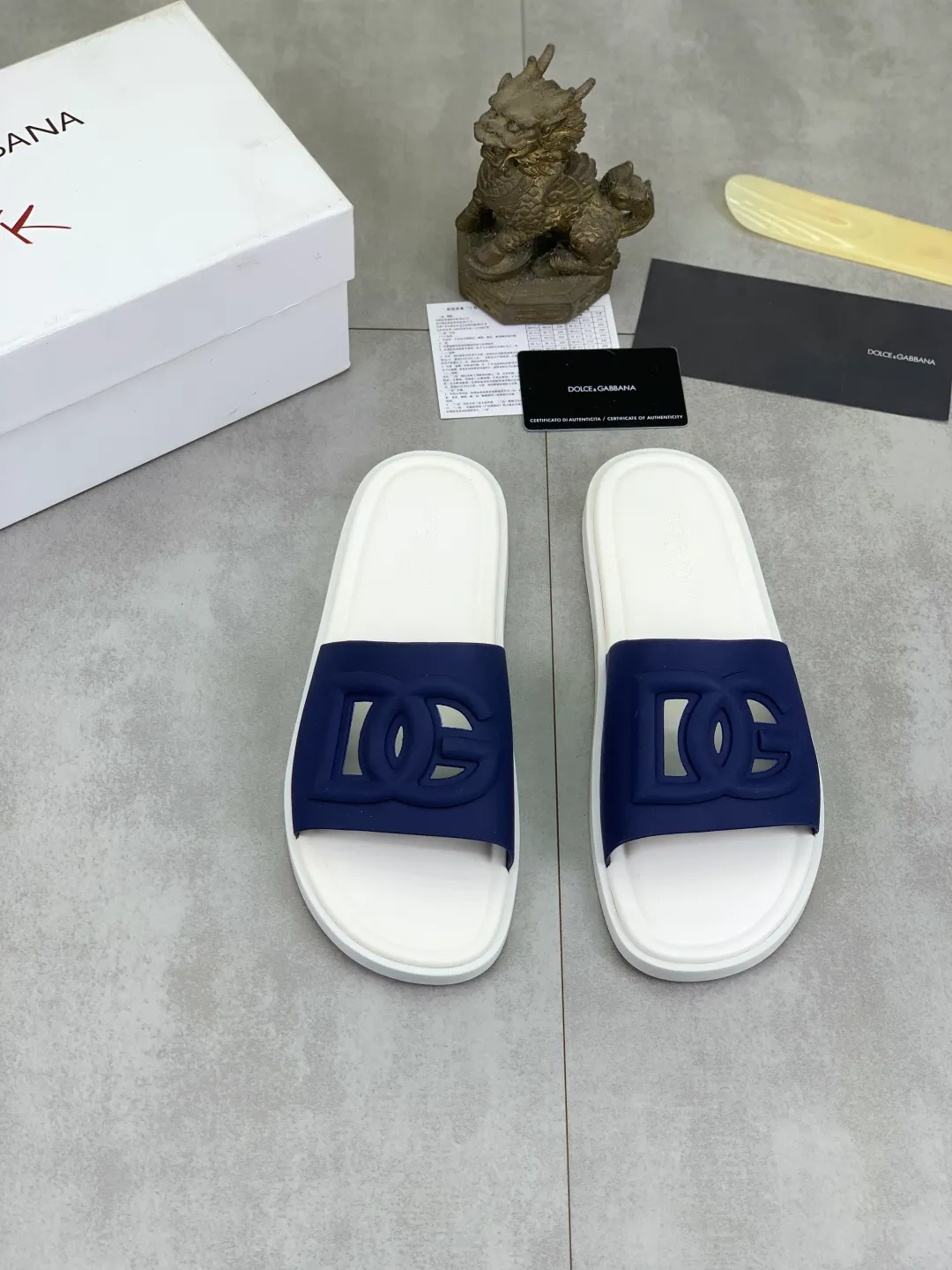 Men's shoes 💰P280 [New model] 💰High-quality slippers💎💎💎 DG official website synchronizes the latest slippers🩴 The highest version on the market, accept material comparison, shoe type comparison, process comparison, practical and textured, versatile and suitable for any occasion, the more you look at it, the more flavorful it becomes. Purely handmade craftsmanship - Upper material, calfskin imported from Italy 🇮🇹 - High-quality water-dyed sheepskin lining - Original high-quality private model customized combination outsole (super comfortable) -Size: 38-45 Color: 5️⃣ colors available